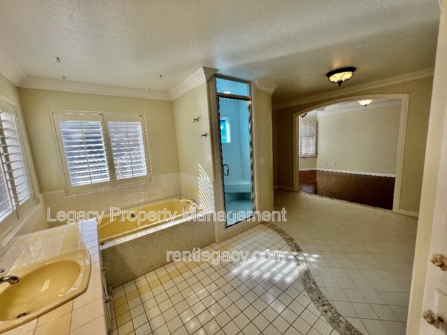 Building Photo - 2552 Cotswold Hill Dr