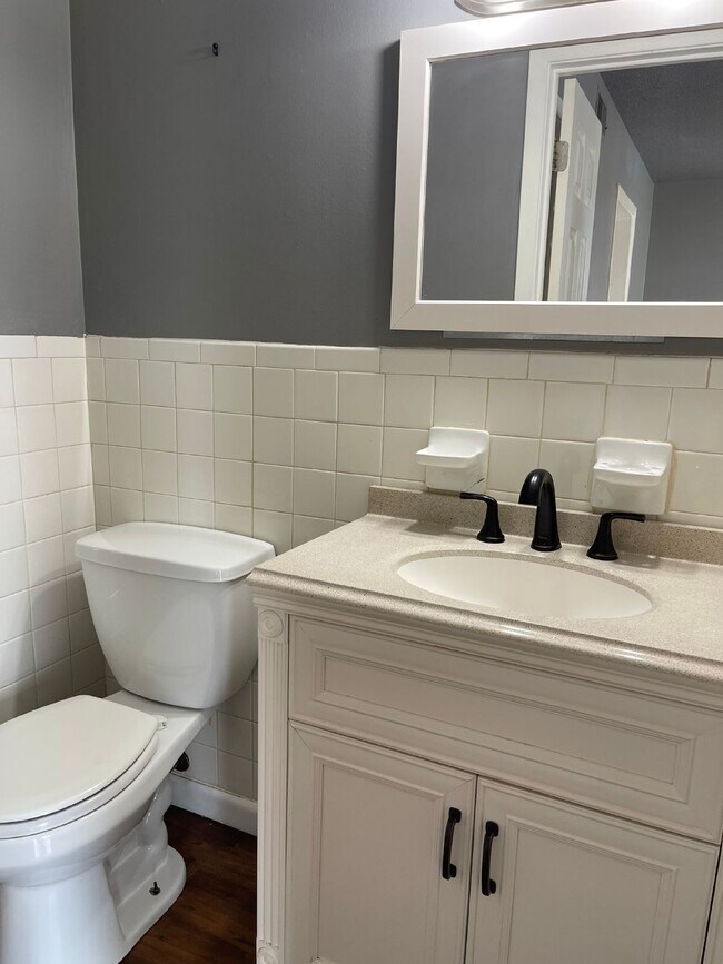 Building Photo - "Charming 2 Bed, 1.5 Bath Apartment in Jon...