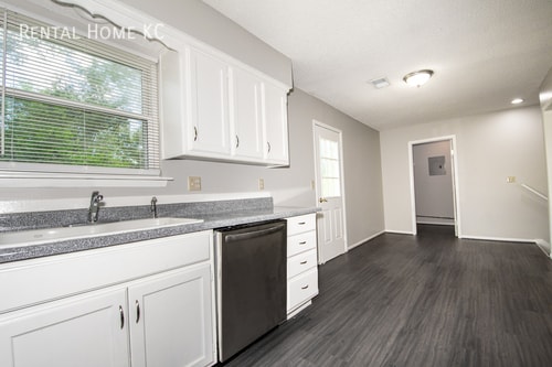 Building Photo - Remodeled 3-bed / 1-bath Second-Floor unit...