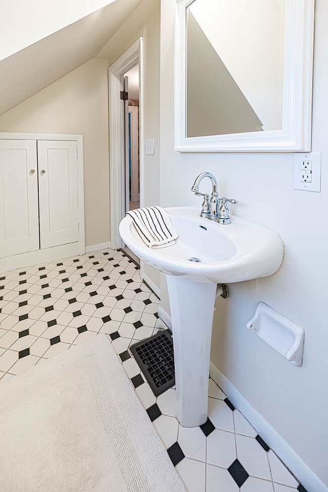 Building Photo - Quaint 4 bedroom Erie Home with Central Air & Garage Parking