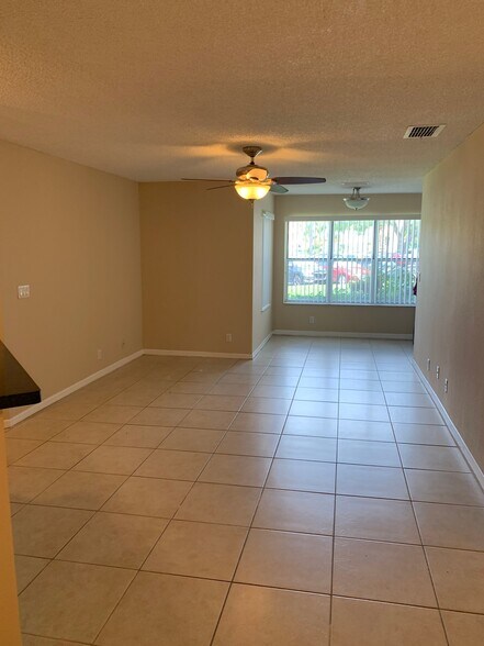 Building Photo - 3370 Pinewalk Dr N