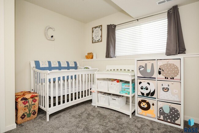 Building Photo - 1600 East 69th St N