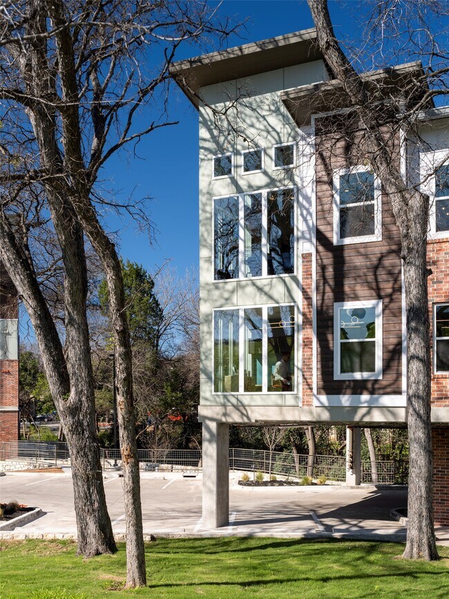 Building Photo - 1800 S I-35 Frontage Rd