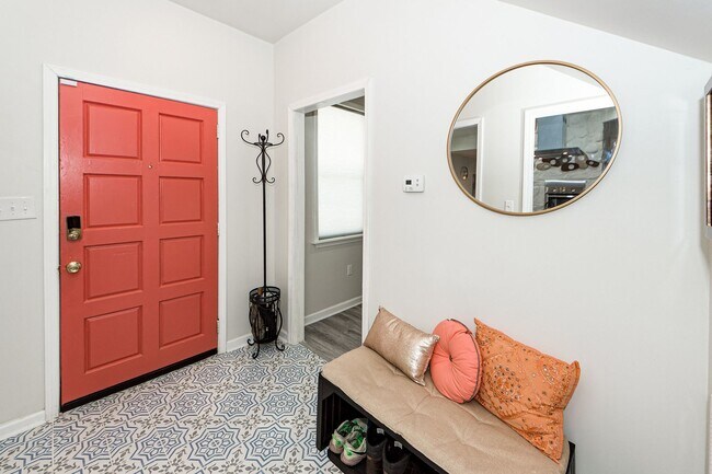 Building Photo - 3 BD 2.5 Bath Charming Home