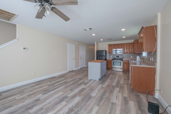 Building Photo - 529 W Metcalfe St