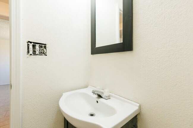Building Photo - Spacious Backhouse Near Texas Tech, and Medical Centers!!