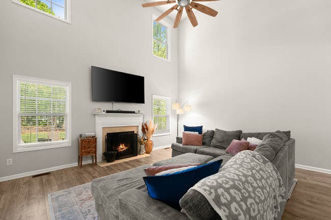 Building Photo - Spacious 5 Bedroom/3 Bath Home with Basement!