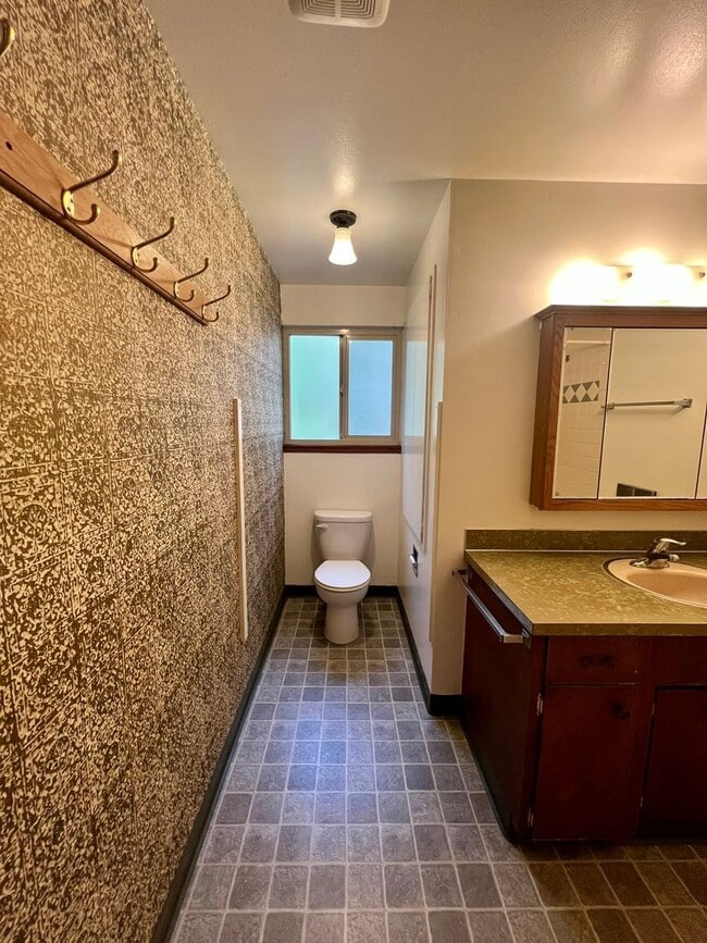 Building Photo - West Olympia Tri-Level Home