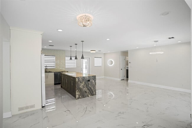 Building Photo - 2116 SE 18th St