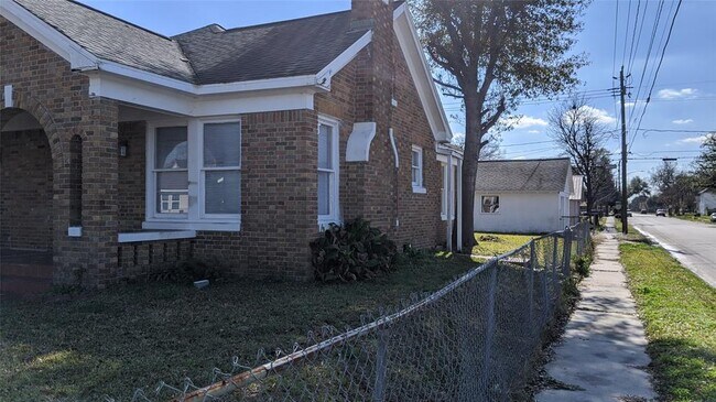 Building Photo - 3229 Wisconsin St