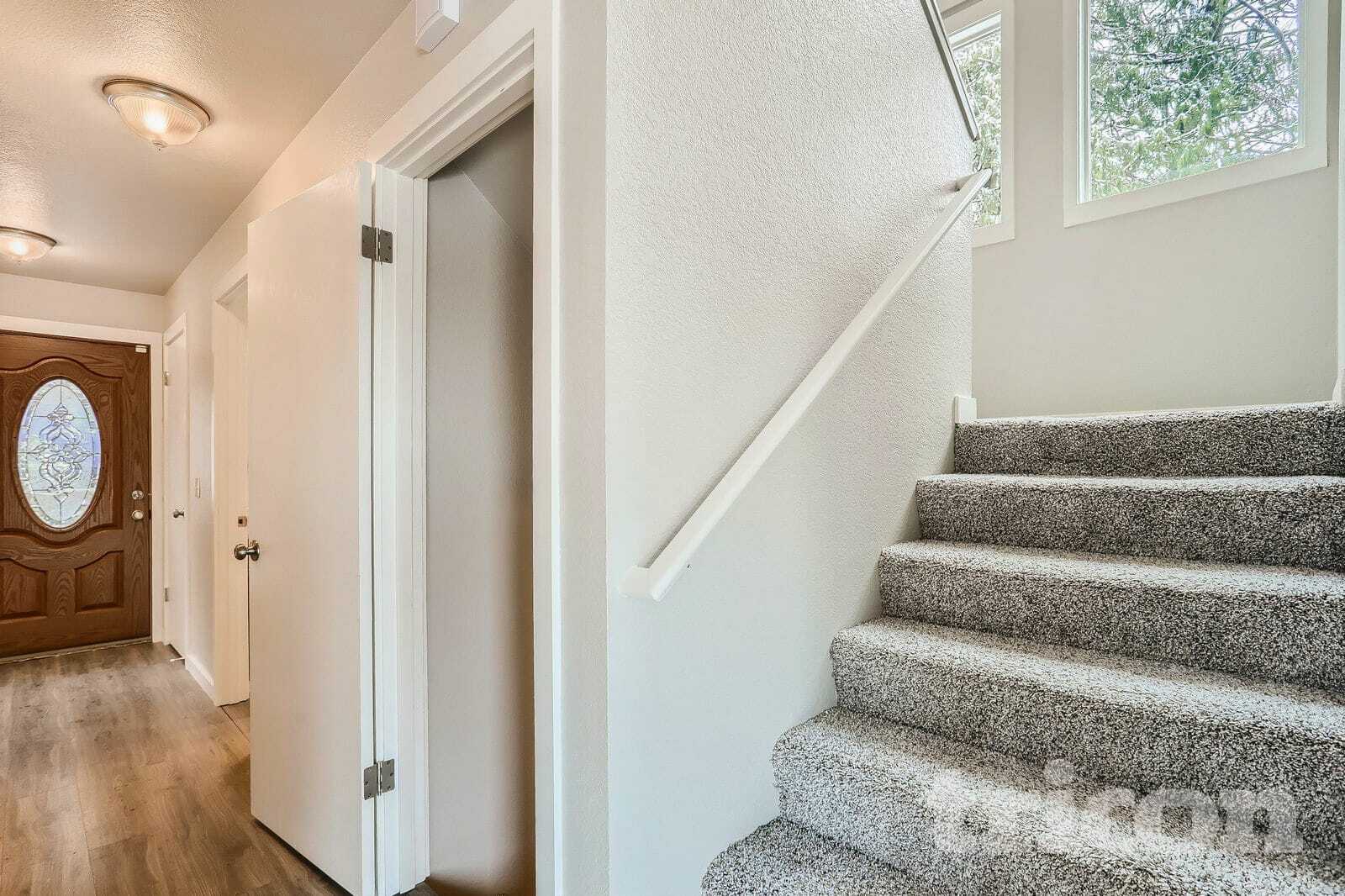 Building Photo - 10727 Lake View Dr