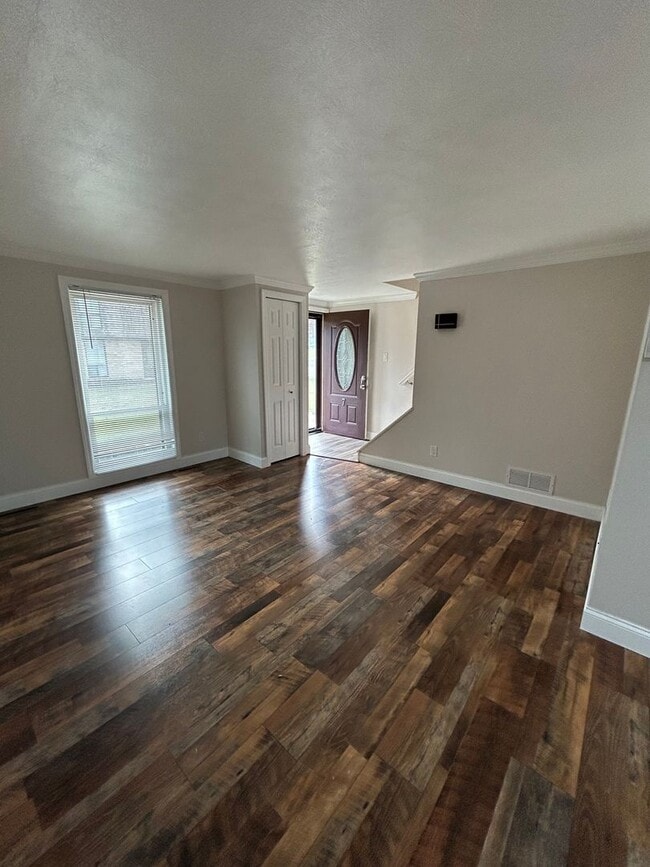 Building Photo - Modern Charm: 2 BR Home with Finished Basement, Pet Friendly, Assigned Parking, and Prime Location!