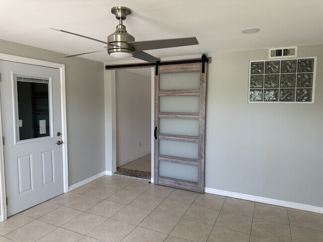Building Photo - 8771 Bay Pointe Dr