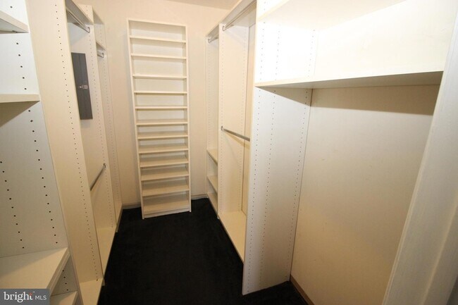 Building Photo - 2604 Beacon Hill Dr