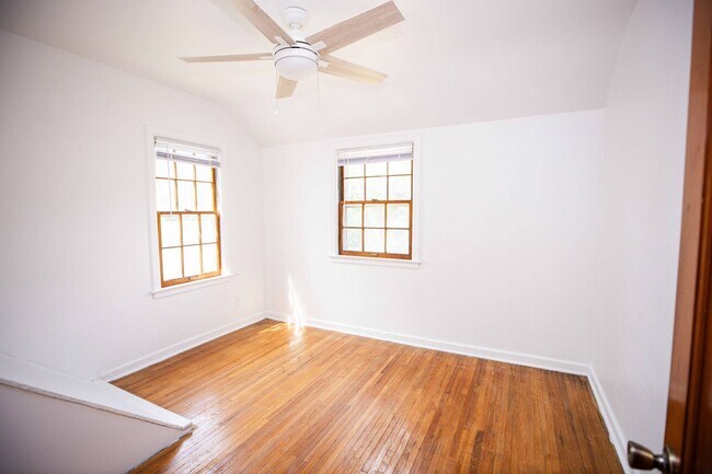 Building Photo - Beautiful three bedroom home with fenced i...