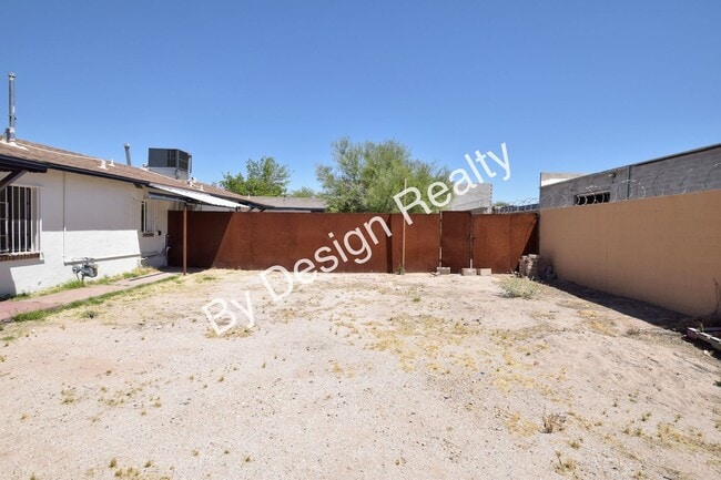 Building Photo - Modern Duplex with Huge Fenced Yard Near Downtown Tucson