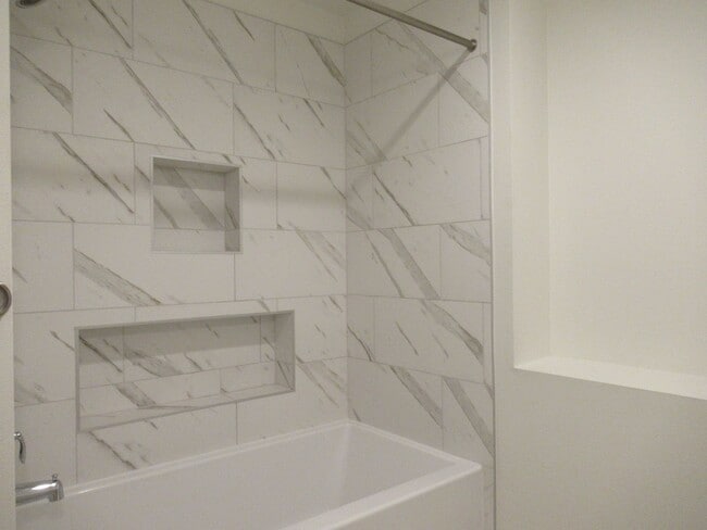 Building Photo - Light and Bright 3 bedroom, 1.5 bath home in Tehaleh