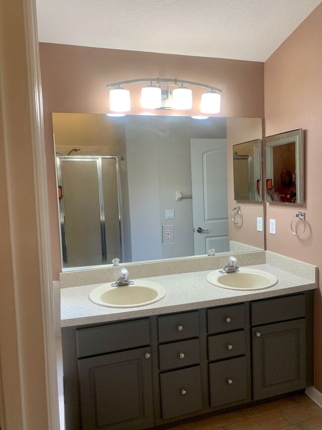 Building Photo - FOR RENT!!! BEAUTIFUL AND UPDATED 3 BED 2 ...