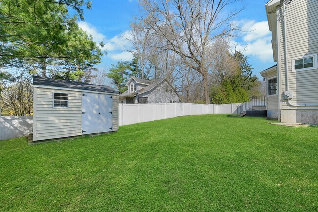 Building Photo - 1 Lindy Pl