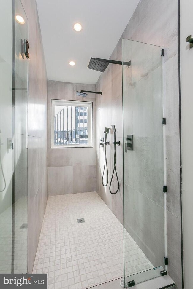 Building Photo - Gorgeously renovated classic row home with Off-Street Parking