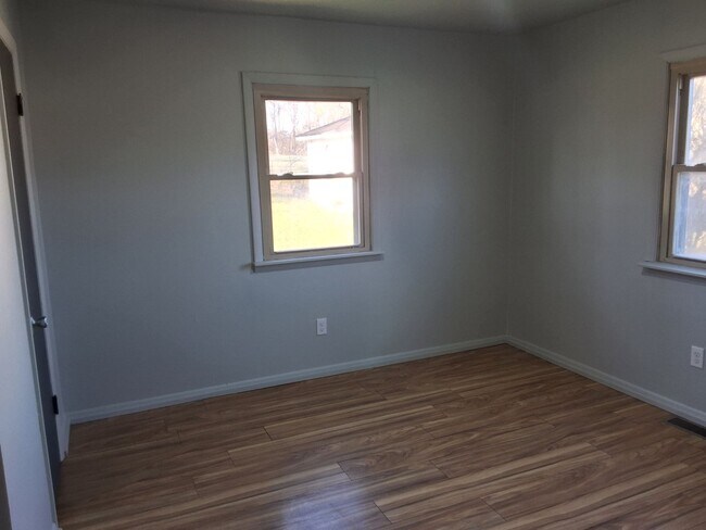 Building Photo - Comfy 2 Bedroom, 1 Bath House located in R...