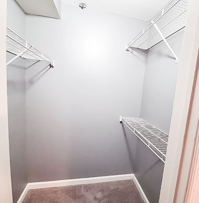 Building Photo - Beautifully Updated 1 Bed 1 Bath Condo With Sunroom In Sought After Point At Park