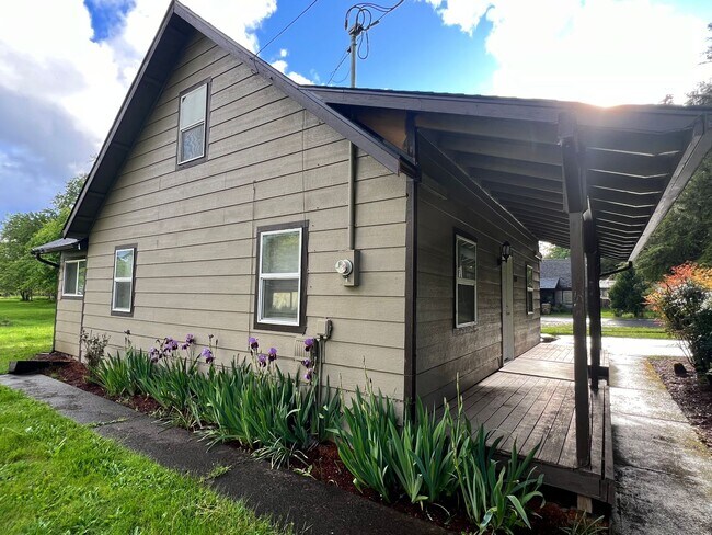 Building Photo - 1321 Tamarack St
