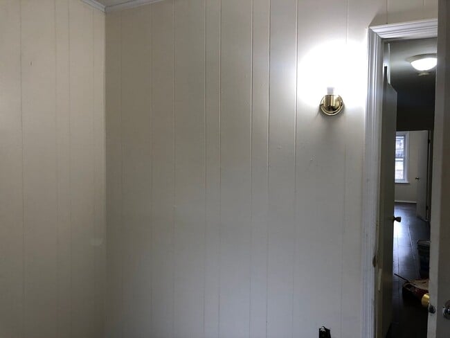 Building Photo - Great Home! New Kitchen with Granite Counters! Large Living Room!