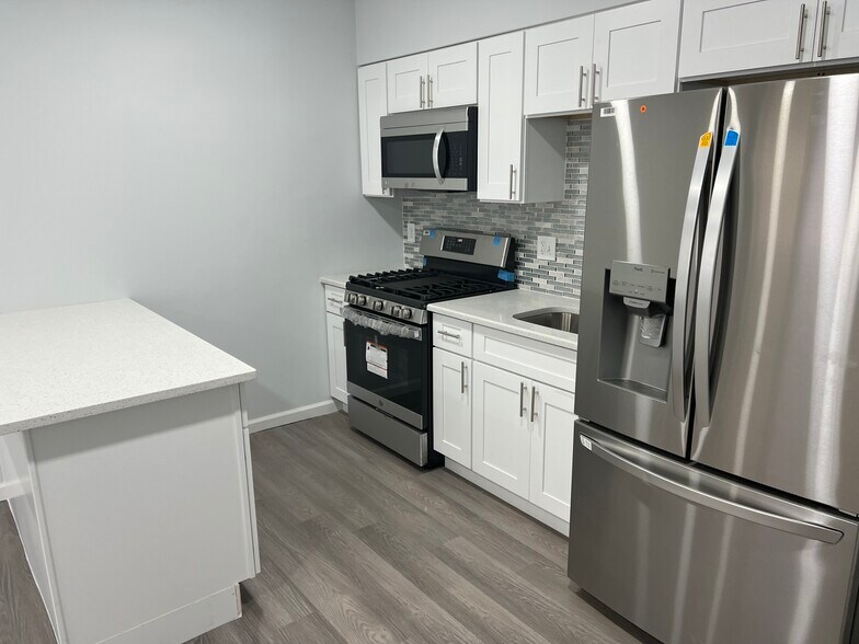 Building Photo - 1806 67th Ave