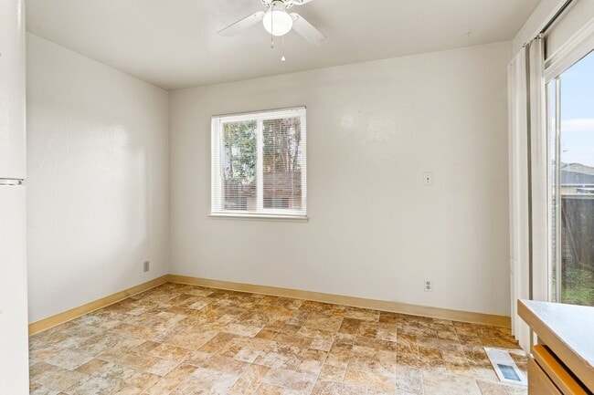 Building Photo - Large 3BD Townhome Style Apartment w/ Brand New Flooring in Hayward