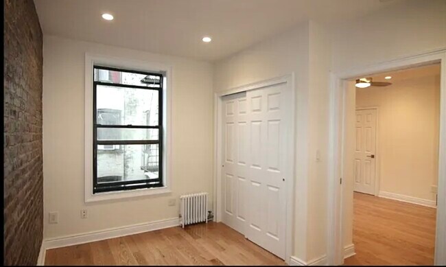 Building Photo - 373 S 4th St