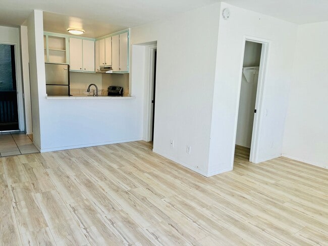 Building Photo - Upgraded Studio in Heart of San Diego - MOVE IN SPECIAL!