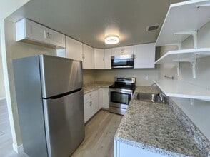 Building Photo - 3 Bed 2 Bath condo with a large master loft style bedroom