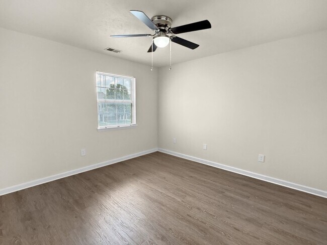 Building Photo - Grand Lakeside Escape: Spacious 3-Bedroom Retreat in Lakeshore Community