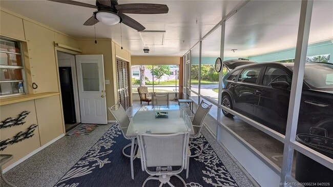 Building Photo - 1097 NE Kubin Ave