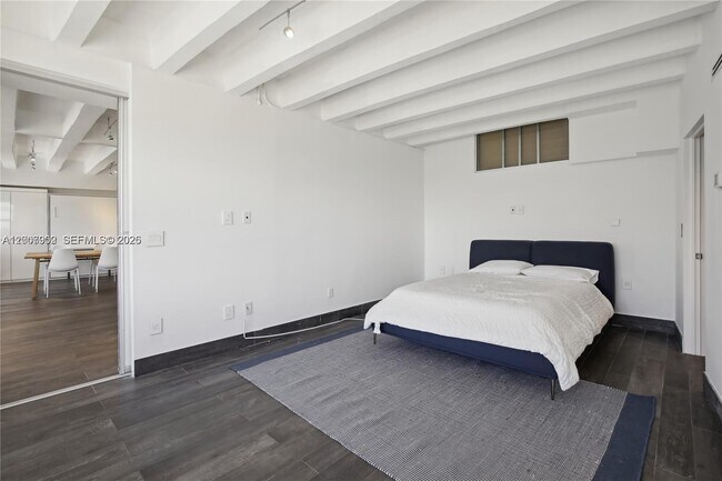 Building Photo - 5255 Collins Ave