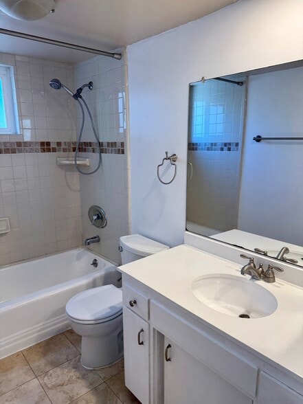Guest Bathroom - 1115 Cordova St