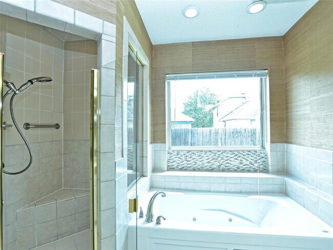 Building Photo - 10215 River Plantation Dr