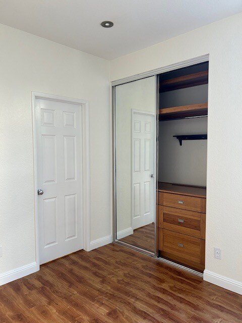 Building Photo - 1020 S San Marino Way