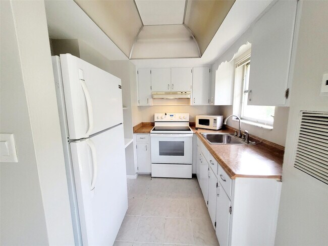 Building Photo - 2120 NE 41st St