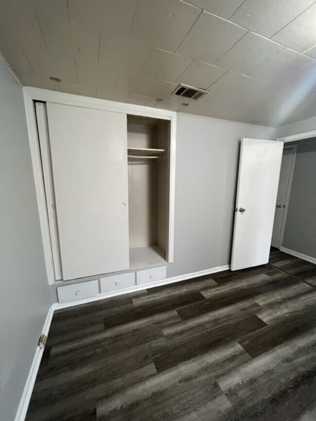 Building Photo - 601 Cedarwood Dr