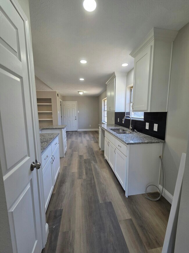 Building Photo - 2504 Magna Vista Dr