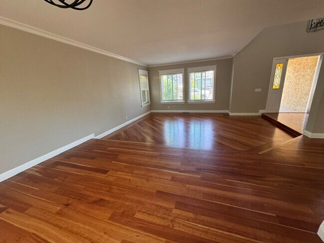 Building Photo - Fully remodeled home, Pet friendly with A/...