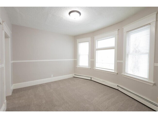 Building Photo - 678 Hawthorne Ave E