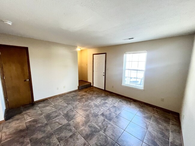 Building Photo - Updated 2 bedroom 1.5 bath home in a great...