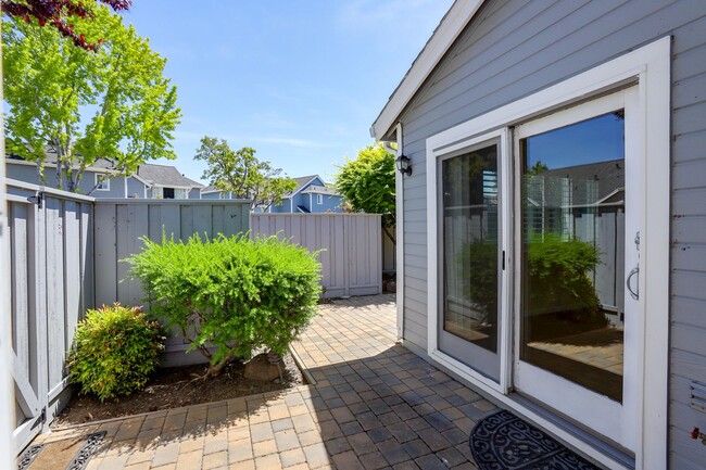 Building Photo - 3 Bed / 2.5 Bath bright and spacious home ...