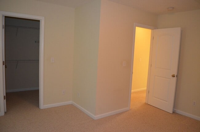 Building Photo - Charming Townhome in Prime Broadway Location – Steps from Parks & Outdoor Amenities!