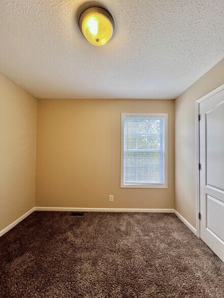 Building Photo - 397 Paris Dr