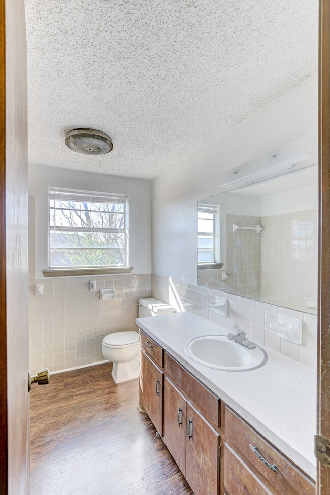 Building Photo - Discover Your New Home: 2-Bedroom Duplex Now Available in Edmond, OK!