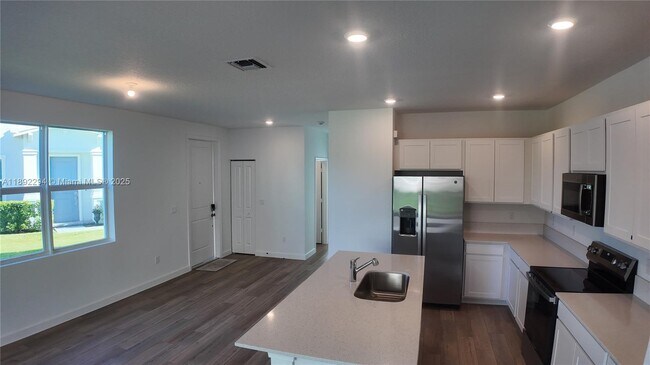 Building Photo - 830 SE grovebush Ln